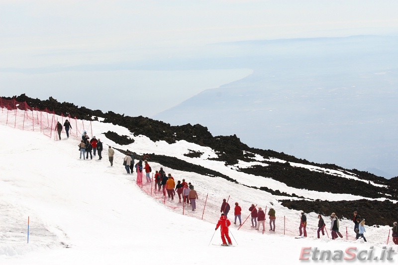 DPP_000330 [800x600].JPG - Gruppi di turisti affiancano le piste da sci